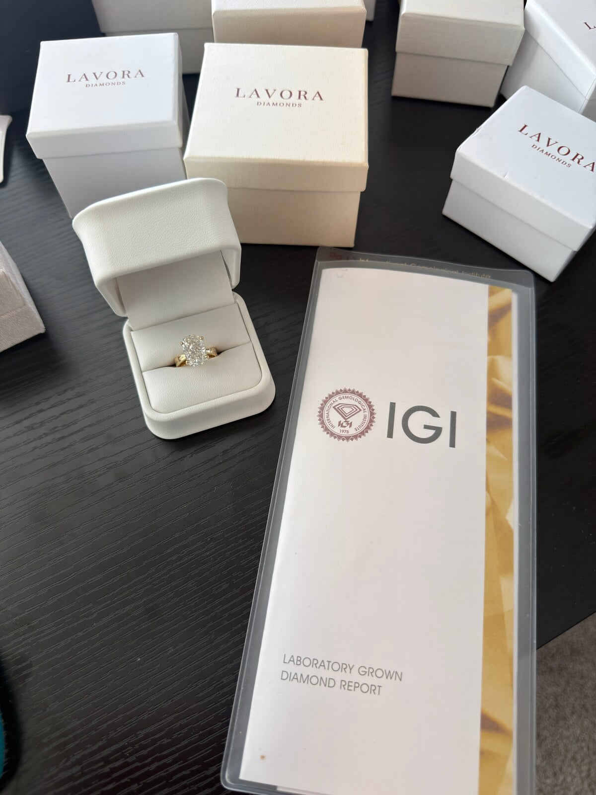 A Lavora ring with its IGI certificate